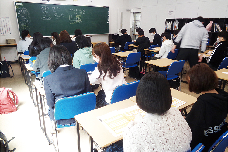 自己分析・仕事調べ授業風景